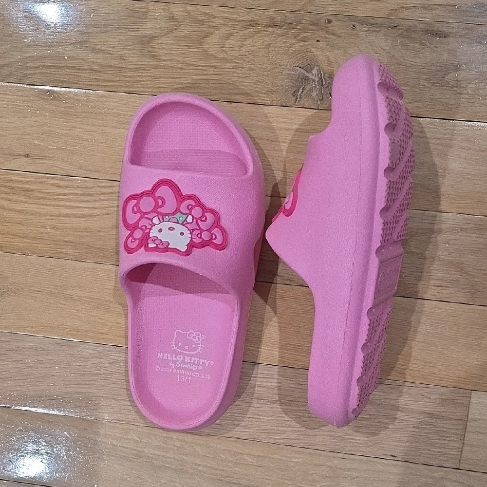 Hello Kitty step into